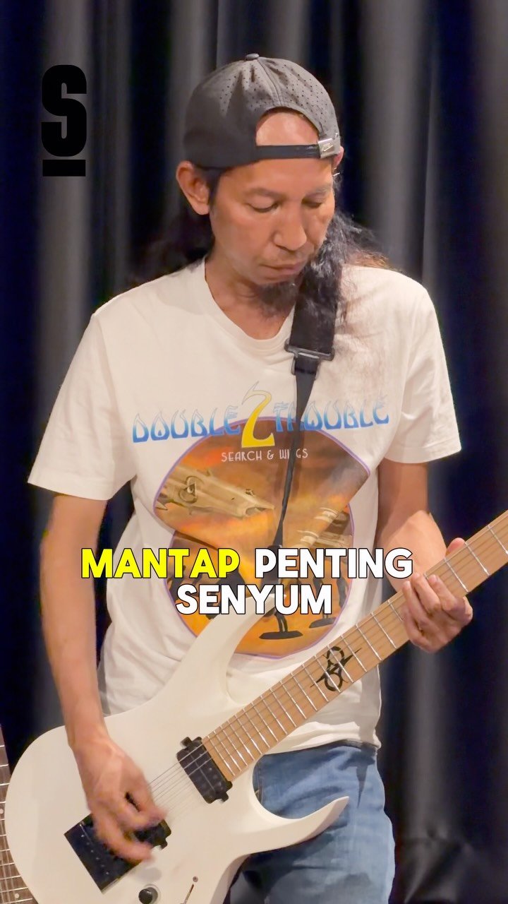 Play loud — Guitarist performing during a session.