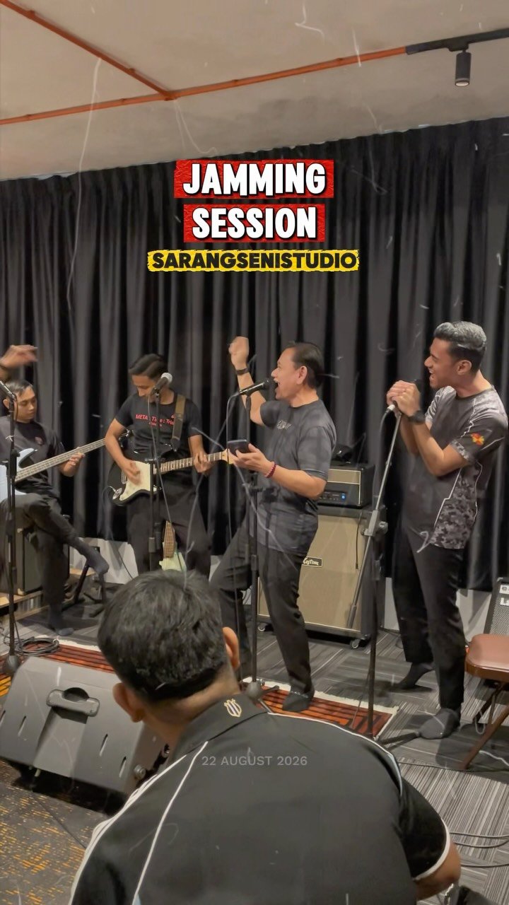 Jamming session — Musicians performing in the jamming studio.